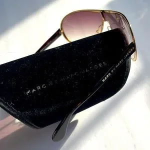 Marc by Marc Jacobs ? Sunglasses w/FREE Used Case Pre-Loved Marc Jacobs Sunglasses Case White | Mercari main image 3